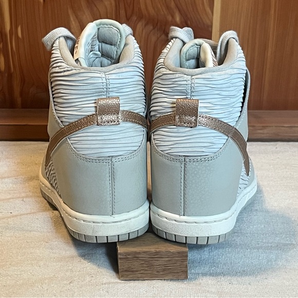 Nike Hi Dunk
Sky Hi Light Bone Metallic Red Bronze (Women's SZ 7) - Picture 2 of 12